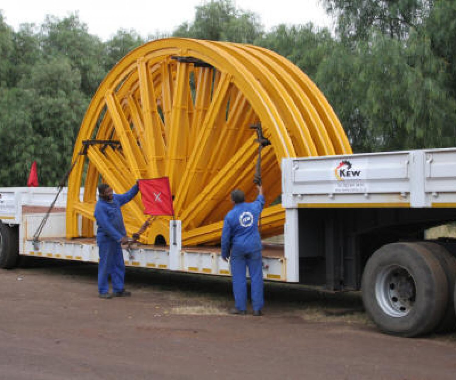 KEW Foundries’ newly acquired Freightliner Horse and purpose built sheave wheel trailer
allows the company to transport monolithic sheave wheels into Africa without an escort.