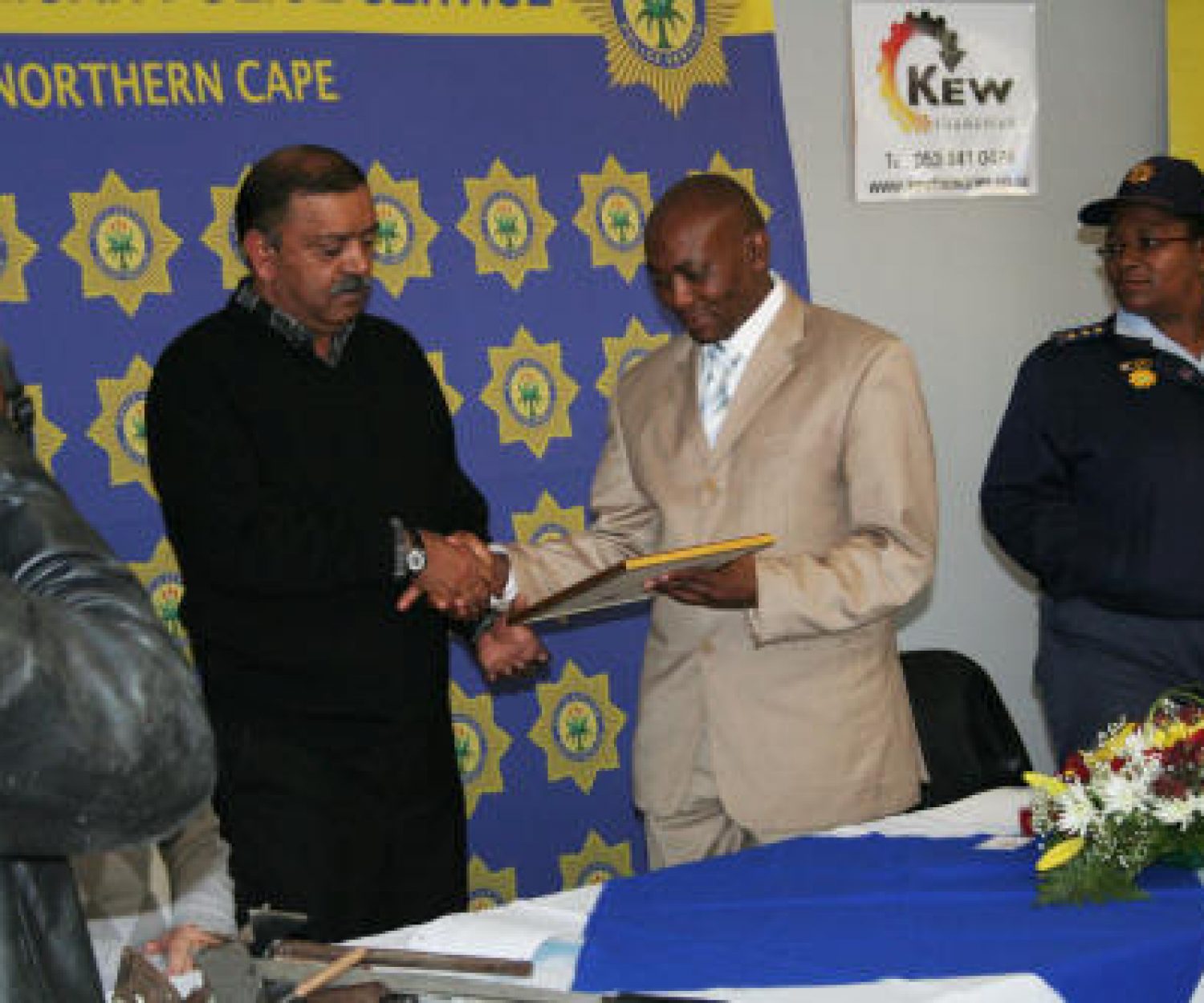 From left to right – Kumar Anoop, Managing Director, KEW Foundries receives
a certificate of appreciation form Patrick Mabilo, M.E.C. for Safety & Security Northern Cape
for KEW Foundries’ continued involvement in the knife-free campaign.